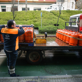 Un repartidor de bombonas de butano, en Lugo. — E.P./Carlos Castro