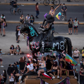 Fotografía fechada el 8 de marzo de 2021 que muestra a mujeres mientras protestas con motivo del Día Internacional de la Mujer, en la Plaza Italia, rebautizada como Plaza de la Dignidad, en Santiago (Chile).