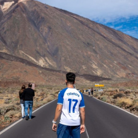 El youtuber TheGrefg en su visita al Teide, apenas unos meses después de que sufriera un devastador incendio.