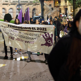 RIPOLL (GIRONA), 31/10/2021.- Vista de la concentración en el Ayuntamiento de Ripoll (Girona), que ha decretado un día de duelo oficial por el asesinato de una mujer de la población, presuntamente a manos de su hijo.