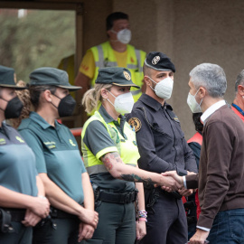 de la Guardia Civil durante su visita al Puesto de Mando Avanzado instalado por la emergencia volcánica en La Palma.