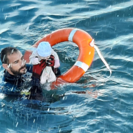 Un Guardia Civil saca a un bebé de pocos días de vida de las aguas de Ceuta.