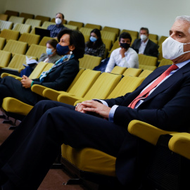 El actual consejero delegado de Unicredit, Andrea Orcel (d), y la presidenta del Banco Santander, Ana Botín, sentados en la sala de la Audiencia de Madrid, al comienzo del juicio por la demanda del banquero italiano contra el banco español por incumplim