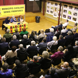 18/05/2024 - Una imatge de la trobada entre representants electes de municipis del Principat i de la Catalunya Nord, celebrada dissabte a Bàscara.