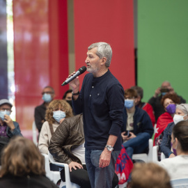 Uno de los candidatos de Unidas Podemos a la Asamblea de Madrid, Julio Rodríguez interviene durante un acto del partido en el Polideportivo municipal Cerro Buenavista de Getafe, a 27 de abril de 2021, en Madrid (España).