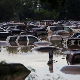 Coches sumergidos bajo el agua después de las inundaciones provocadas por el huracán Iota en La Lima, Honduras, en noviembre de 2020.