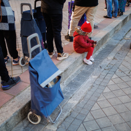 Colas de gente durante la entrega regalos a más100 niños vulnerables, a 4 de enero de 2023, en Madrid (España).