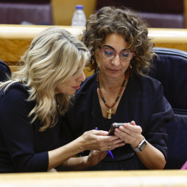 Las vicepresidentas segunda, Yolanda Díaz (i) y primera, María Jesús Montero, durante el pleno del Congreso, reunido excepcionalmente en el Senado, este martes 10 de enero de 2024.