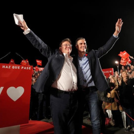 Ximo Puig i Pedro Sánchez en el miting de final de campanya a València. EFE / Juan Carlos Cárdenas