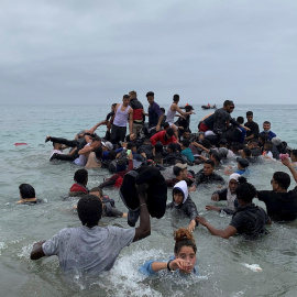 Varias personas se disponen a pasar de la playa de Fnideq (Marruecos) a Ceuta.