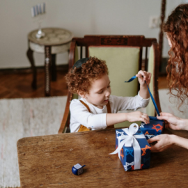 NIño con regalo