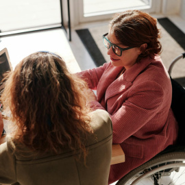 Dos trabajadoras en una oficina