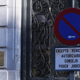 Una señal de prohibido aparcar junto a la entrada de la sede del Consejo General del Poder Judicial (CGPJ), en el edificio del Tribunal Supremo, en Madrid. E.P./Fernando Sánchez