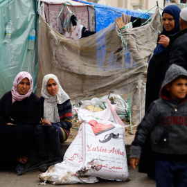 29/1/24 - Palestinos se reúnen para recibir bolsas de harina distribuidas por la UNRWA, en Rafah, a 29 de enero de 2024.