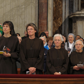 Raffaella Petrini ( la segunda desde la izquierda), secretaria general de la Gobernación del Estado de la Ciudad del Vaticano.