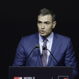 El presidente del Gobierno, Pedro Sánchez, durante su intervención este domingo en la cena oficial de inauguración del Mobile World Congress (MWC) que se celebra en Barcelona.