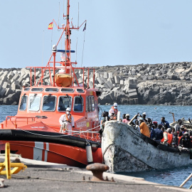 Salvamento Marítimo acompaña hasta el puerto de La Restinga, en El Hierro, a un cayuco con 162 personas de origen.