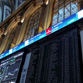 Vista del interior de la Bolsa de Madrid este lunes. La bolsa española ha subido hoy el 0,52 % y ha rozado el nivel de 7.800 puntos animada por el avance de las plazas internacionales y de parte de los grandes valores, según datos del mercado.