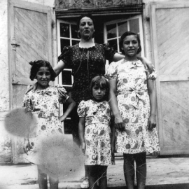 Imagen de Teresa, Luisa y Nuri junto a su madre, María Ferrer Ferrer, en la Maternidad de Elna.