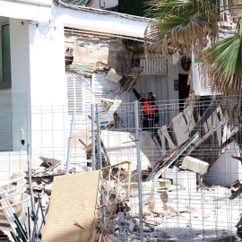 Miembros del equipo de emergencias retiran los escombros del derrumbe de la terraza de un restaurante en Palma de Mallorca.