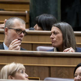 La portavoz de Junts en el Congreso, Miriam Nogueras, y el diputado de Junts Josep Maria Cruset durante una sesión plenaria, en el Congreso de los Diputados, a 30 de enero de 2024, en Madrid (España).