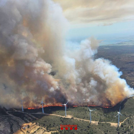 Les flames, a punt d'afectar els aerogeneradors de la central eòlica del coll de l'Alba de Tortosa