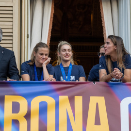 Las jugadoras del FC Barcelona femenino saludan a la afición tras ganar la Champions League, en el Palau de la Generalitat, a 26 de mayo de 2024, en Barcelona, Catalunya (España).