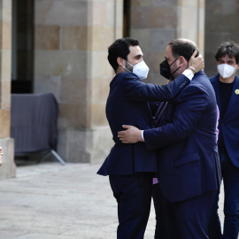 Salutació d'Oriol Junqueras i Roger Torrent a les portes del Parlament. Imatge del 21 de maig del 2021