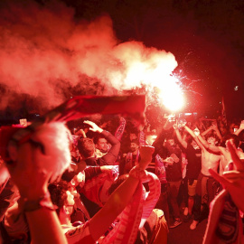 22/05/2021. La afición del Atlético de Madrid celebra el título de Liga este sábado en la madrileña plaza de Neptuno. - EFE