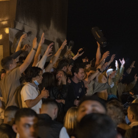 22/05/2021. Varias personas se encuentran formando una aglomeración y con un ambiente festivo, la madrugada de este sábado en Barcelona. - EUROPA PRESS