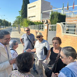 El diputado de Sumar Francisco Sierra en un encuentro vecinal, hace dos semanas.