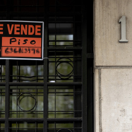 Foto de archivo de un cartel de 'Se vende' en un portal de un edificio de Madrid, a 8 de abril de 2024.