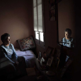 Fotografía de Maricarmen, de 84 años, en su piso en el barrio de Ibiza, Madrid.