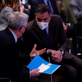 08/11/2021. El presidente del Gobierno, Pedro Sánchez conversa con el Alto Comisionado de las Naciones Unidas para los Refugiados, Filippo Grandi