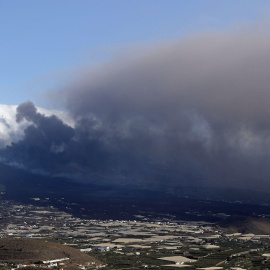 La erupción de La Palma cumplía este domingo 50 días desde su comienzo. En la imagen, el volcán desde el puerto de Tazacorte.