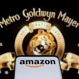 Un smartphone con el logo de Amazon en su pantalla junto al emplema de los estudios MGM. REUTERS/Dado Ruvic/Illustration