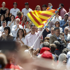 La ministra Diana Morant, junto al secretario general del PSOE y presidente del Gobierno, Pedro Sánchez, y otros dirigentes del PSPV en un acto celebrado en mayo del pasado año en València.