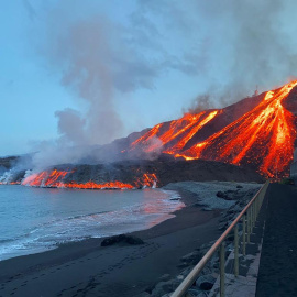 La colada de lava formando una nueva fajana.