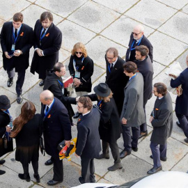 Los familiares de la familia Franco son recibidos por el prior de la basílica del Valle de los Caídos, este jueves . EFE/Emilio Naranjo