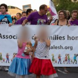 El acoso escolar, la expulsión del hogar y la discriminación laboral empobrecen a las familias LGTBI+: ingresan un 20% menos