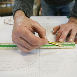 Detalle de las manos de un carpintero en su taller, a 16 de abril de 2023, en Luego.