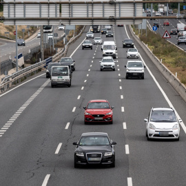 Varios coches durante la operación salida por el puente de mayo, en la A3, a 30 de abril de 2024, en Madrid.