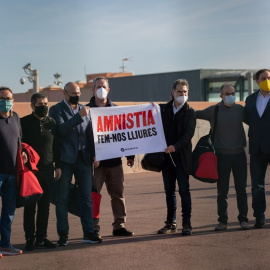 Los presos del procés sostienen una pancarta donde se lee "Amnistía. Hagámonos libres" a su salida de la cárcel de Lledoners, Barcelona.