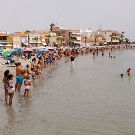 22/1/24 - Una hilera de personas participa en una cadena humana por la recuperación del Mar Menor, en la Playa en Los Alcázares, a 13 de agosto de 2022, en Los Alcázares, Murcia (España).