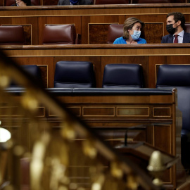 El líder del Partido Popular, Pablo Casado (d) y su portavoz parlamentaria, Cuca Gamarra (i) en el Congreso este miércoles.