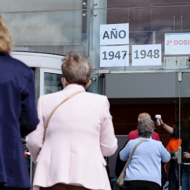 Un grupo de personas hace cola en un centro de vacaciones en Valladolid este martes.