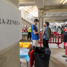 Un enfermero pone la segunda dosis de la vacuna AstraZéneca a un hombre este martes en el estadio murciano de Nueva Condomina.