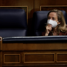 La vicepresidenta primera y ministra de Economía, Nadia Calviño, asiste a la sesión de control al Gobierno celebrada este miércoles en el Congreso de los Diputados.