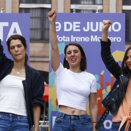 La cap de llista de Podemos a les eleccions europees, Irene Montero, la secretaria general del partit, Ione Belarra, i la número dos al Parlament Europeu, Isa Serra, en l'acte central de Podemos a Barcelona.