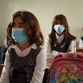 Niñas se sientan en clase el primer día de clases en un campamento de desplazados Yazidi en el área de Sharya.